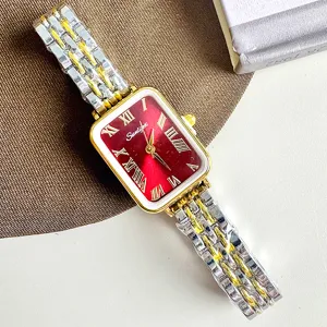 Orologio donna rettangolare al quarzo con quadrante rosso e cinturino bicolore.