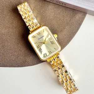 Orologio da donna rettangolare dorato al quarzo dettaglio con cinturino in acciaio e numeri