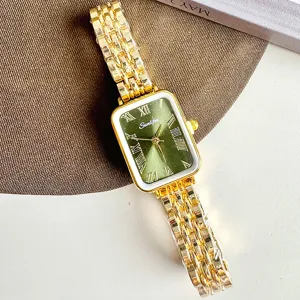 Vista dettagliata dell'orologio vintage con quadrante rettangolare e cinturino dorato.
