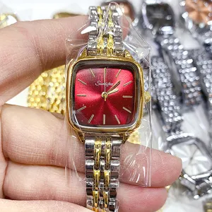 Sunlifex Damen-Viereck-Uhr Detail mit auffälligem rotem Zifferblatt und stilvollem Stahlarmband.