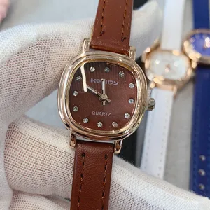 Vue détaillée de la montre quartz femme KEIIDY, cadran carré élégant et bracelet cuir marron.