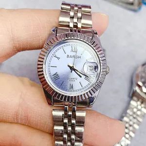 Primer plano reloj de cuarzo para mujer numeros romanos bisel acanalado y correa de acero.