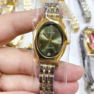 Vista dettagliata dell'orologio da donna vintage al quarzo con quadrante verde e cinturino bicolore.