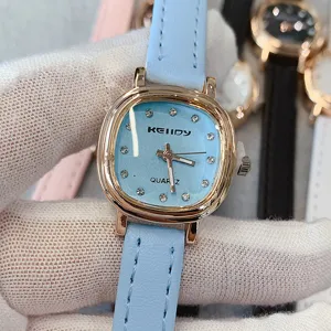 KEIIDY montre quartz femme détail, bracelet cuir bleu clair et boîtier coussin vintage.