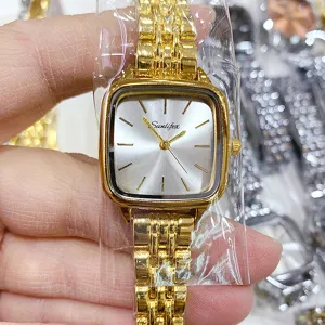 SUNLIFEX Damen Quadrat Stahlband Quarzuhr minimalistisch gold metallische Armbanduhr Detail.