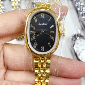 Montre à quartz ovale dorée avec cadran noir à chiffres romains et bracelet en métal.