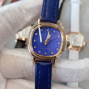 Gros plan détaillé montrant le cadran bleu, les index en strass et le bracelet en cuir.