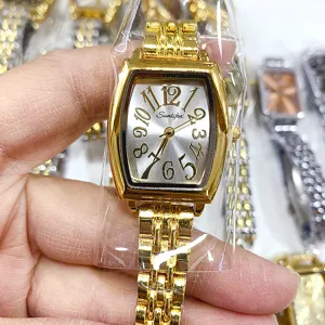 Gouden tonneau dameshorloge met stalen band en duidelijke wijzerplaat. Elegante vintage horloge.