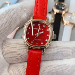 Montre quartz femme avec petit cadran carre rouge et bracelet en cuir, style retro.