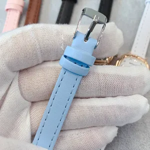 Bracelet de montre en cuir bleu clair avec boucles argentées, détails de coutures pour femme.