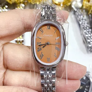 Vue détaillée de montre quartz pour femme avec cadran ovale, chiffres romains et bracelet acier.