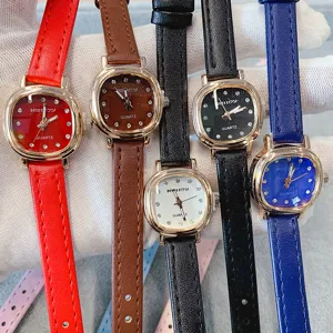 Montre quartz mode pour femme avec petit cadran carre et bracelet en cuir, elegant et chic.