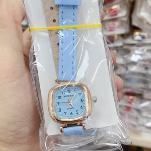 Μινιμαλιστικό τετράγωνο ρολόι quartz KEIIDY με ανοιχτό μπλε δερμάτινο λουράκι και αριθμούς.