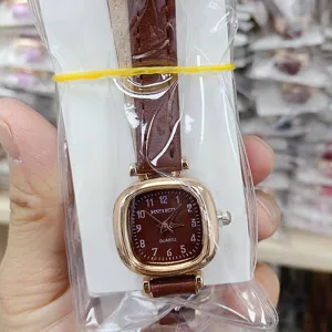 Γυναικείο ρολόι χαλαζία KEIIDY με καφέ δερμάτινο λουράκι και τετράγωνο καντράν λεπτομέρεια