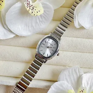 Elegante Damen Ovale Quarzuhr mit Metall Flexarmband und silbernem Zifferblatt Detail Ansicht.