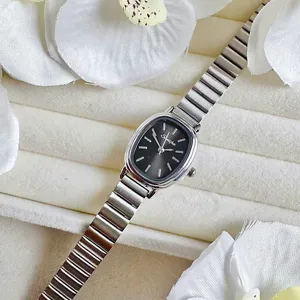 Elegante Damen Ovale Quarzarmbanduhr mit silbernem Bambus Metallarmband und schwarzem Zifferblatt.