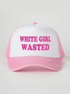 Dettaglio cappellino trucker in rete rosa e bianco con stampa sul pannello frontale.