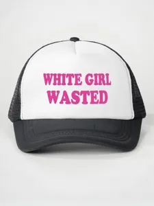 Vista dettagliata del cappellino trucker nero e bianco con scritta rosa e retro in rete.
