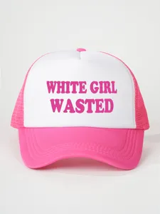 Dettaglio cappello trucker rosa e bianco con pannello frontale in gommapiuma e retro in rete.