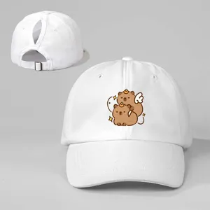 Detailansicht des niedlichen Capybara-Grafikdrucks und des verstellbaren Zopflochdesigns.