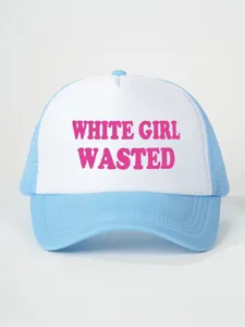 Cappellino trucker blu e bianco con stampa con slogan rosa sul pannello frontale in schiuma.