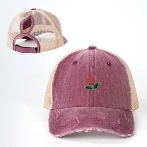 Berretto da baseball vintage con rosa ricamata per coda di cavallo e retro in rete traspirante.