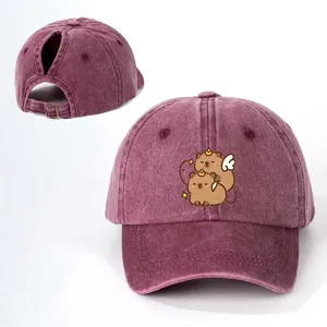 Gewaschene weinrote Ponytail Baseballcap mit süßem Capybara Print und verstellbarer Schnalle.