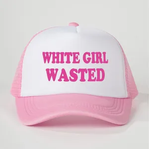 Cappellino trucker rosa e bianco con grafica frontale, berretto da baseball in rete regolabile.