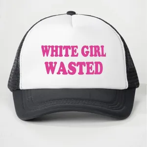 Cappellino trucker regolabile con fronte bianca, rete nera e stampa rosa trendy.