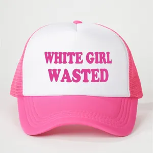 Cappello trucker rosa e bianco con stampa frontale, berretto da baseball in rete regolabile.