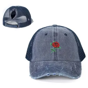 Berretto da baseball in denim slavato con ricamo di rosa rossa e foro per coda di cavallo.