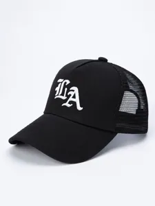 Detailansicht der schwarzen Mesh-Baseballkappe mit weißer LA-Gothik-Stickerei und Riemen.