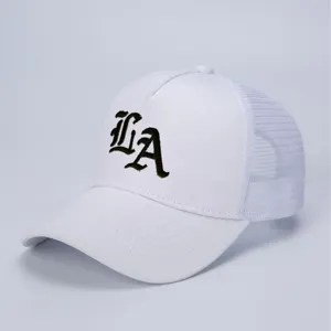 Weisse Trucker Cap mit schwarzer Gothic LA Stickerei, atmungsaktivem Netz und Schirm.