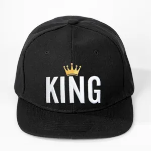 Μαύρο snapback καπέλο με κεντημένη χρυσή κορόνα και λευκό κείμενο KING για καθημερινό στιλ.