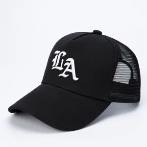 Klassische schwarze Trucker Cap mit weißem gestickten LA-Schriftzug auf der Frontseite.