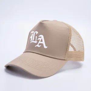 Khakifarbene Mesh-Baseballkappe mit weißer LA-Bestickung, atmungsaktiver Trucker-Hut.