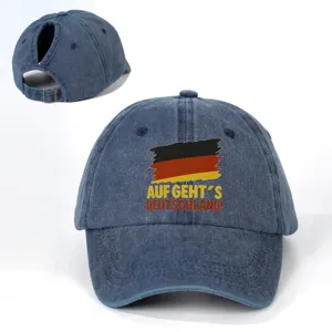 Modische verstellbare Jeans-Baseballcap mit Pferdeschwanzöffnung und Deutschland Flagge.