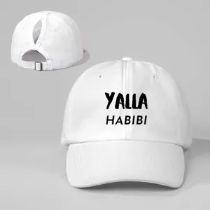 Casquette de baseball blanche pour queue de cheval imprimée YALLA HABIBI, boucle réglable.
