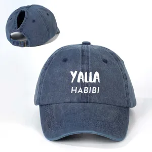 Casquette de baseball en denim lavé avec queue de cheval, boucle métallique réglable.