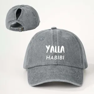 Casquette de baseball grise délavée avec queue de cheval et imprimé YALLA HABIBI réglable