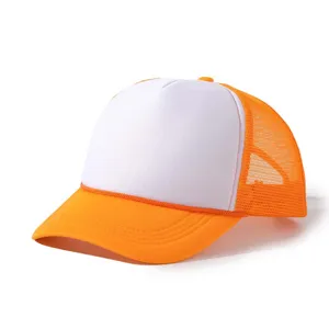 Casquette trucker blanche à panneau en mousse avec filet orange vif et cordelette.