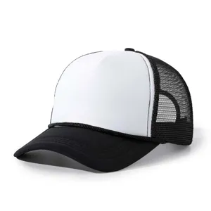 Gros plan sur les détails en maille de la casquette trucker noir et blanc réglable
