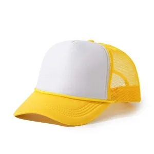 Vue détaillée de la casquette trucker jaune et blanche avec filet à l'arrière et cordon visière.