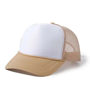Vue detaillee de la casquette trucker blanche unie avec filet kaki et fermeture reglable.
