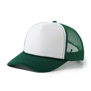 Gros plan détaillé de la casquette verte et blanche, montrant le dos en filet et le panneau avant.