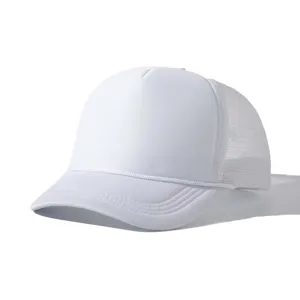 Casquette trucker blanche unie avec dos en filet et cordelette, réglable pour le loisir.