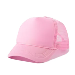 Casquette trucker rose classique avec dos en maille et cordelette decorative pour activites.