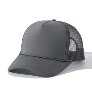 Casquette trucker grise unie avec un cordon décoratif et dos en mesh respirant.