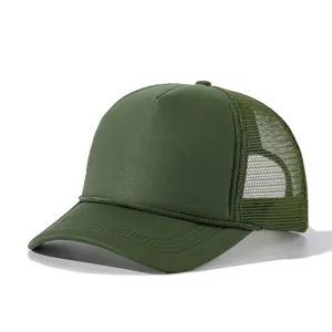 Casquette trucker vert olive élégante avec dos en filet, cordon et taille réglable.
