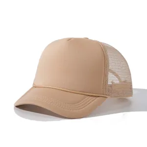 Vue détaillée de la casquette trucker beige unie avec filet et cordon décoratif.
